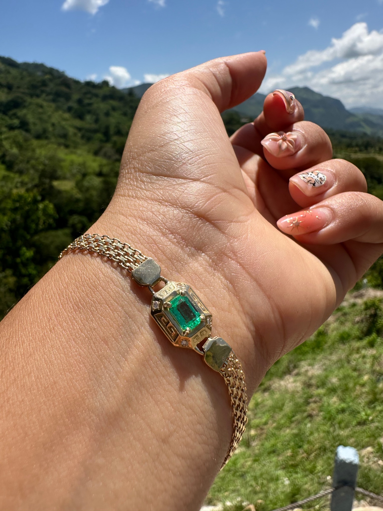 Pulsera en mano